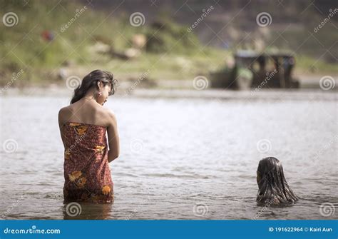 girl bathing without cloth|Nude swimming .